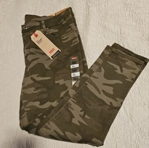 NWT. Womens camo Levis. Size 32.